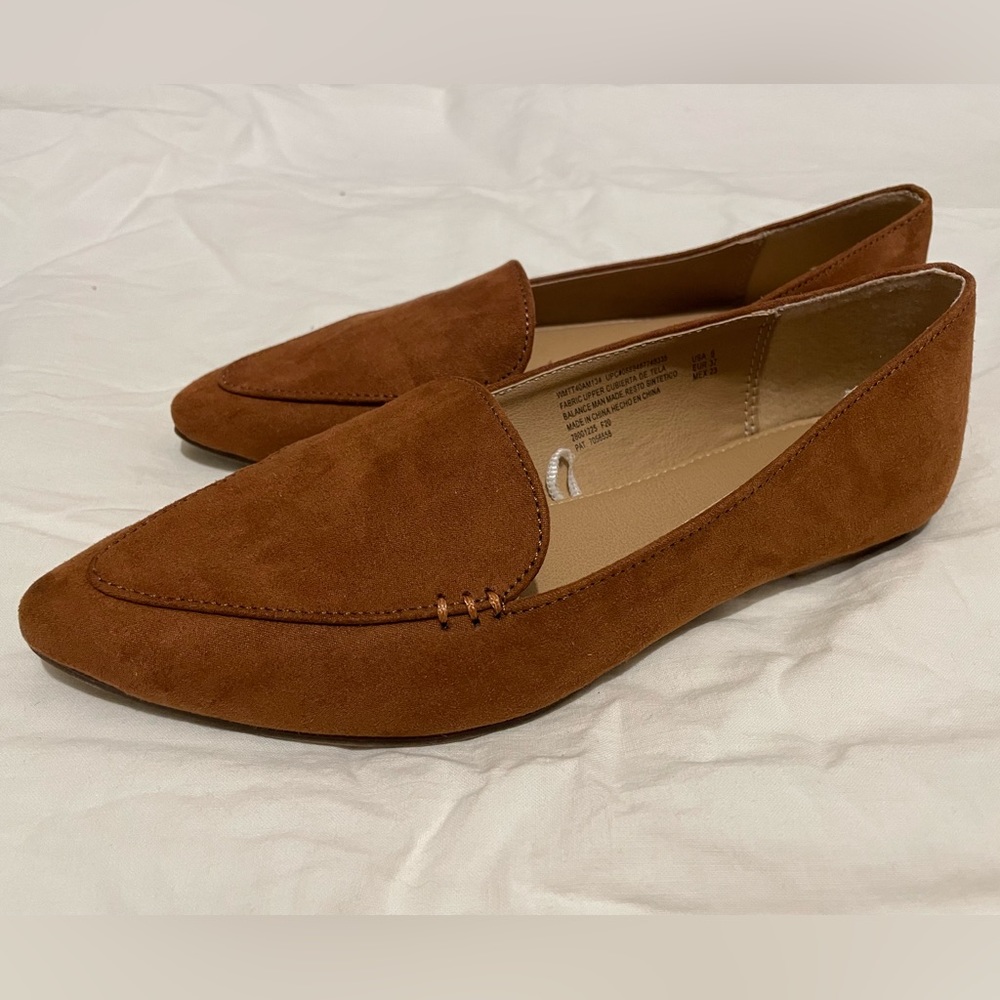 Comfy and cute suede pointed toe flats.